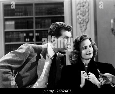 Robert Hutton, Joyce Reynolds & Cecil Kellaway Film: Always Together (1949) personaggi: Donn Masters, Jane Barker, Jonathan Turner regista: Frederick De Cordova 10 dicembre 1947 **AVVERTENZA** questa fotografia è solo per uso editoriale ed è copyright di WARNER BROS. E/o del fotografo assegnato dalla Film o dalla Production Company e può essere riprodotta solo da pubblicazioni in concomitanza con la promozione del film di cui sopra. È richiesto un credito obbligatorio a WARNER BROS.. Il fotografo deve essere accreditato anche quando è noto. Nessun uso commerciale può essere concesso senza l'autorizzazione scritta di Foto Stock