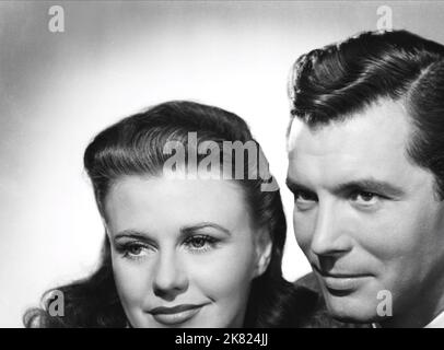 Ginger Rogers & Dennis Morgan Film: Kitty Foyle (USA 1940) personaggi: Kitty Foyle, Wyn Strafford regista: Sam Wood 27 dicembre 1940 **AVVERTENZA** questa fotografia è solo per uso editoriale ed è copyright di RKO e/o del fotografo assegnato dalla Film o dalla Production Company e può essere riprodotta solo da pubblicazioni in concomitanza con la promozione del film di cui sopra. È richiesto un credito obbligatorio a RKO. Il fotografo deve essere accreditato anche quando è noto. Nessun uso commerciale può essere concesso senza autorizzazione scritta da parte della Film Company. Foto Stock