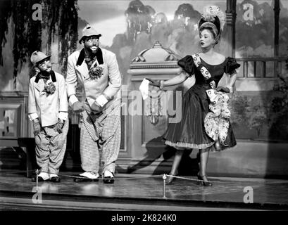 Robert Ellis, Jack Carson & Ann Sothern Film: April Showers (1943) personaggi: Buster Tyme, Joe Tyme, June Tyme regista: James V. Kern 27 marzo 1948 **AVVERTENZA** questa fotografia è solo per uso editoriale ed è copyright di WARNER BROS e/o del fotografo assegnato dalla Film o dalla Production Company e può essere riprodotta solo da pubblicazioni in concomitanza con la promozione del film di cui sopra. È richiesto un credito obbligatorio a WARNER BROS. Il fotografo deve essere accreditato anche quando è noto. Nessun uso commerciale può essere concesso senza autorizzazione scritta da parte della Film Company. Foto Stock