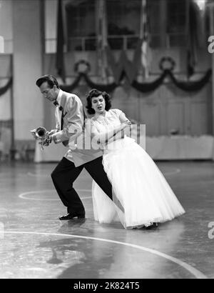 Harry James & Nancy Walker Film: Best Foot Forward (USA 1943) personaggi: Lui stesso - leader di Harry James e dei suoi Music Makers, Nancy - Blind Date Director: Edward Buzzell 29 giugno 1943 **AVVERTENZA** questa fotografia è solo per uso editoriale ed è copyright di MGM e/o del fotografo assegnato dalla Film o dalla Production Company e può essere riprodotta solo da pubblicazioni in concomitanza con la promozione del film di cui sopra. È richiesto un credito obbligatorio a MGM. Il fotografo deve essere accreditato anche quando è noto. Nessun uso commerciale può essere concesso senza l'autorizzazione scritta del Film Co Foto Stock