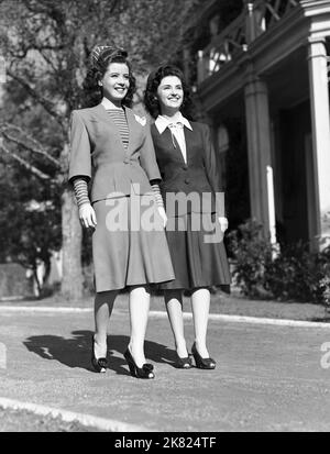 Gloria Dehaven & Beverly Tyler Film: Best Foot Forward (USA 1943) personaggi: Minerva, Miss Delaware Water Gap, cantante regista: Edward Buzzell 29 giugno 1943 **AVVERTENZA** questa fotografia è solo per uso editoriale ed è copyright di MGM e/o del fotografo assegnato dalla Film o dalla Production Company e può essere riprodotta solo da pubblicazioni in concomitanza con la promozione del film di cui sopra. È richiesto un credito obbligatorio a MGM. Il fotografo deve essere accreditato anche quando è noto. Nessun uso commerciale può essere concesso senza autorizzazione scritta da parte della Film Company. Foto Stock