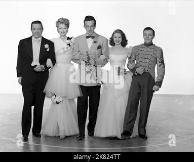 William Gaxton, Lucille Ball, Harry James, Virginia Weidler & Tommy Dix Film: Best Foot Forward (USA 1943) personaggi: Jack o'Riley, se stessa, lui stesso - leader di Harry James e dei suoi Music Makers, Helen Schlesinger, Bud Hooper regista: Edward Buzzell 29 giugno 1943 **AVVERTENZA** questa fotografia è solo per uso editoriale ed è copyright di MGM e/o del fotografo assegnato dalla Film o dalla Production Company e può essere riprodotta solo da pubblicazioni in concomitanza con la promozione del film di cui sopra. È richiesto un credito obbligatorio a MGM. Il fotografo dovrebbe anche essere accreditato quando kno Foto Stock