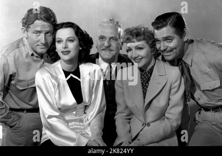 Spencer Tracy, Hedy Lamarr, Frank Morgan, Claudette Colbert & Clark Gable Film: Boom Town (USA 1940) personaggi: Jonathan Sand, Karen Vanmeer, Luther Aldrich, Elizabeth Bartlett McMasters, Big John McMasters regista: Jack Conway 30 agosto 1940 **AVVERTENZA** questa fotografia è solo per uso editoriale ed è copyright di MGM e/o del fotografo assegnato dalla Film o dalla Production Company e può essere riprodotta solo da pubblicazioni in concomitanza con la promozione del film di cui sopra. È richiesto un credito obbligatorio a MGM. Il fotografo deve essere accreditato anche quando è noto. Non commerciale u Foto Stock