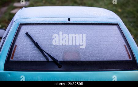 Ghiaccio smerigliato sul parabrezza dell'auto in inverno Foto Stock