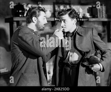 Robert Mitchum & Richard Hart Film: Desire Me (1947) personaggi: Paul Aubert, Jean Renaud regista: Jack Conway 31 ottobre 1947 **AVVERTENZA** questa fotografia è solo per uso editoriale ed è copyright di MGM e/o del fotografo assegnato dalla Film o dalla Production Company e può essere riprodotta solo da pubblicazioni in concomitanza con la promozione del film di cui sopra. È richiesto un credito obbligatorio a MGM. Il fotografo deve essere accreditato anche quando è noto. Nessun uso commerciale può essere concesso senza autorizzazione scritta da parte della Film Company. Foto Stock