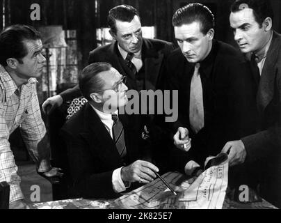 Elisha Cook Jr., Edmund Lowe, Eduardo Ciannelli, Lawrence Tierney e Marc Lawrence Film: Dillinger (USA 1945) personaggi: Kirk otto, Specs Green, Marco Minelli, John Dillinger, Doc Madison regista: Max Nosseck 06 aprile 1945 **AVVERTENZA** questa fotografia è solo per uso editoriale ed è copyright di KING BROTHERS PRODUCTIONS e/o del fotografo assegnato dalla Film o dalla Production Company e può essere riprodotta solo da pubblicazioni in concomitanza con la promozione del film di cui sopra. È richiesto un credito obbligatorio per LE PRODUZIONI DEI FRATELLI RE. Il fotografo dovrebbe essere accreditato anche quando Foto Stock