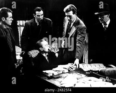 Elisha Cook Jr., Marc Lawrence, Edmund Lowe, Lawrence Tierney & Eduardo Ciannelli Film: Dillinger (USA 1945) personaggi: Kirk otto, Doc Madison, Specs Green, John Dillinger, Marco Minelli regista: Max Nosseck 06 aprile 1945 **AVVERTENZA** questa fotografia è solo per uso editoriale ed è copyright di KING BROTHERS PRODUCTIONS e/o del fotografo assegnato dalla Film o dalla Production Company e può essere riprodotta solo da pubblicazioni in concomitanza con la promozione del film di cui sopra. È richiesto un credito obbligatorio per LE PRODUZIONI DEI FRATELLI RE. Il fotografo dovrebbe essere accreditato anche quando Foto Stock