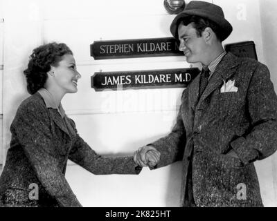 Lionel Barrymore & Lew Ayres Film: Crisi del Dr. Kildare (1940) personaggi: Dr. Leonard Gillespie, Dr. James 'Jimmy' Kildare regista: Bucquet 29 novembre 1940 **AVVERTENZA** questa fotografia è solo per uso editoriale ed è copyright di MGM e/o del fotografo assegnato dalla Film o dalla Production Company e può essere riprodotta solo da pubblicazioni in concomitanza con la promozione del film di cui sopra. È richiesto un credito obbligatorio a MGM. Il fotografo deve essere accreditato anche quando è noto. Nessun uso commerciale può essere concesso senza autorizzazione scritta da parte della Film Company. Foto Stock