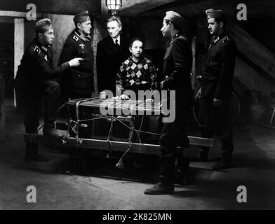 Film Scene Film: First Comes Courage (1943) regista: Dorothy Arzner 29 luglio 1943 **AVVERTENZA** questa fotografia è solo per uso editoriale ed è copyright di COLUMBIA e/o del fotografo assegnato dalla Film o dalla Production Company e può essere riprodotta solo da pubblicazioni in concomitanza con la promozione del film di cui sopra. È richiesto un credito obbligatorio a COLUMBIA. Il fotografo deve essere accreditato anche quando è noto. Nessun uso commerciale può essere concesso senza autorizzazione scritta da parte della Film Company. Foto Stock