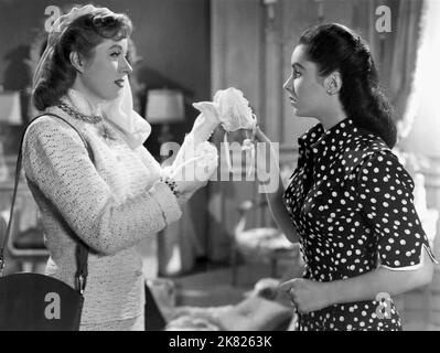 Greer Garson & Elizabeth Taylor Film: Julia misbehaves (1946) personaggi: Julia Packett & Susan Packett regista: Jack Conway 08 agosto 1948 **AVVERTENZA** questa fotografia è solo per uso editoriale ed è copyright di MGM / VIRGIL APGER e/o del fotografo assegnato dalla Film o dalla Società di produzione e può essere riprodotta solo da pubblicazioni in concomitanza con la promozione del film di cui sopra. È richiesto un credito obbligatorio a MGM / VIRGIL APGER. Nessun uso commerciale può essere concesso senza autorizzazione scritta da parte della Film Company. Foto Stock