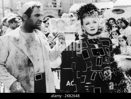 Broderick Crawford & Marlene Dietrich Film: Sette peccatori (USA 1940) personaggi: Edward Patrick 'Little Ned' Finnegan & Bijou Blanche regista: Tay Garnett 25 ottobre 1940 **AVVERTENZA** questa fotografia è solo per uso editoriale ed è copyright di UNIVERSAL e/o del fotografo assegnato dalla Film o dalla Production Company e può essere riprodotta solo da pubblicazioni in concomitanza con la promozione del film di cui sopra. È richiesto un credito obbligatorio a UNIVERSAL. Il fotografo deve essere accreditato anche quando è noto. Nessun uso commerciale può essere concesso senza l'autorizzazione scritta della Film com Foto Stock