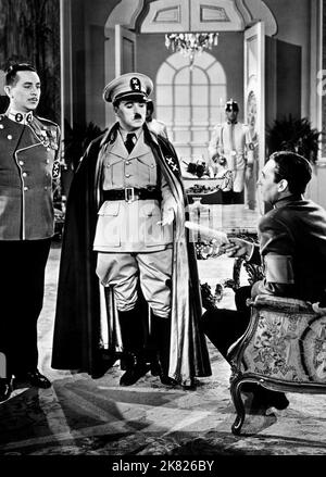 Reginald Gardiner, Charlie Chaplin, Henry Daniell Film: The Great Dictator (1940) personaggi: Schultz,,Garbitsch regista: Charles Chaplin 15 ottobre 1940 **AVVERTENZA** questa fotografia è solo per uso editoriale ed è copyright di CHARLES CHAPLIN PRODUCTIONS e/o del fotografo assegnato dalla Film o dalla Production Company e può essere riprodotta solo da pubblicazioni in concomitanza con la promozione del film di cui sopra. È richiesto un credito obbligatorio per CHARLES CHAPLIN PRODUCTIONS. Il fotografo deve essere accreditato anche quando è noto. Nessun uso commerciale può essere concesso senza autorizzazione scritta Foto Stock