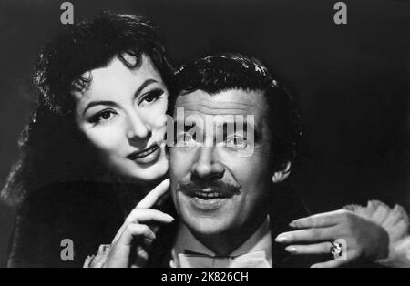 Greer Garson & Walter Pidgeon Film: Sig.ra Parkington (1941) personaggi: Susie 'Sparrow' Parkington & Major Augustus 'Gus' Parkington regista: Tay Garnett 12 ottobre 1944 **AVVERTENZA** questa fotografia è solo per uso editoriale ed è copyright di MGM e/o del fotografo assegnato dalla Film o dalla Production Company e può essere riprodotta solo da pubblicazioni in concomitanza con la promozione del film di cui sopra. È richiesto un credito obbligatorio a MGM. Il fotografo deve essere accreditato anche quando è noto. Nessun uso commerciale può essere concesso senza autorizzazione scritta da parte della Film Company. Foto Stock