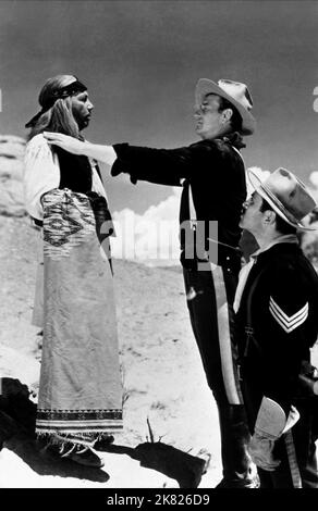 Miguel Inclan, John Wayne, Henry fonda Film Fort Apache (USA 1948) personaggi: ,Capt Kirby York, tenente Owen giovedì Direttore: John Ford 09 marzo 1948 **ATTENZIONE** questa fotografia è ad uso esclusivamente editoriale ed è copyright di RKO e/o del fotografo assegnato dalla Film o Production Company e può essere riprodotta solo da pubblicazioni in concomitanza con la promozione del suddetto Film. È richiesto un credito obbligatorio a RKO. Il fotografo deve essere accreditato anche se conosciuto. Nessun uso commerciale può essere concesso senza l'autorizzazione scritta di The Film Company. Foto Stock