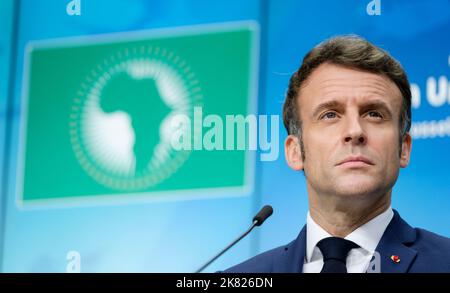 Belgio, Bruxelles, il 17 febbraio 2022: il presidente della Repubblica francese Emmanuel Macron partecipa alla conferenza stampa dell'Unione europea-Africa Foto Stock