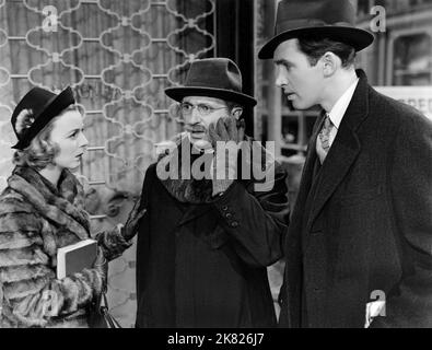 Margaret Sullavan, Felix Bressart & James Stewart Film: The Shop Around the Corner (1940) personaggi: Klara Novak,Pirovitch & Alfred Kralik regista: Ernst Lubitsch 12 gennaio 1940 **AVVERTENZA** questa fotografia è esclusivamente per uso editoriale ed è copyright di MGM e/o del fotografo assegnato dalla Film o dalla Production Company e può essere riprodotta solo da pubblicazioni in concomitanza con la promozione del film di cui sopra. È richiesto un credito obbligatorio a MGM. Il fotografo deve essere accreditato anche quando è noto. Nessun uso commerciale può essere concesso senza autorizzazione scritta da parte del Film Compan Foto Stock