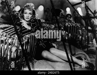 Marlene Dietrich Film: Sette peccatori (USA 1940) personaggi: Bijou Blanche regista: Tay Garnett 25 ottobre 1940 **AVVERTENZA** questa fotografia è solo per uso editoriale ed è copyright di UNIVERSAL e/o del fotografo assegnato dalla Film o dalla Production Company e può essere riprodotta solo da pubblicazioni in concomitanza con la promozione del film di cui sopra. È richiesto un credito obbligatorio a UNIVERSAL. Il fotografo deve essere accreditato anche quando è noto. Nessun uso commerciale può essere concesso senza autorizzazione scritta da parte della Film Company. Foto Stock