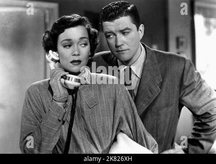 Jane Wyman & Dennis Morgan Film: The Lady Take A Sailor (1945) personaggi: Jennifer Smith & Bill Craig regista: Michael Curtiz 16 dicembre 1949 **AVVERTENZA** questa fotografia è solo per uso editoriale ed è copyright di WARNER BROS e/o del fotografo assegnato dalla Film o dalla Production Company e può essere riprodotta solo da pubblicazioni in concomitanza con la promozione del film di cui sopra. È richiesto un credito obbligatorio a WARNER BROS. Il fotografo deve essere accreditato anche quando è noto. Nessun uso commerciale può essere concesso senza autorizzazione scritta da parte della Film Company. Foto Stock