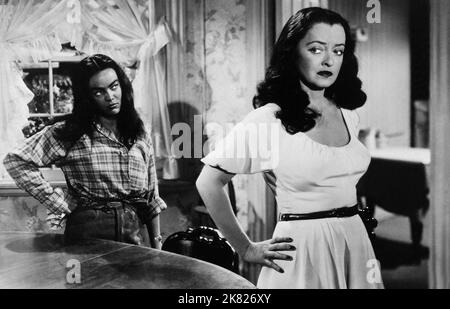 Dona Drake & Bette Davis Film: Beyond the Forest (1949) personaggi: Jenny & Rosa Moline regista: King Vidor 21 ottobre 1949 **AVVERTENZA** questa fotografia è solo per uso editoriale ed è copyright di WARNER BROS e/o del fotografo assegnato dalla Film o dalla Production Company e può essere riprodotta solo da pubblicazioni in concomitanza con la promozione del film di cui sopra. È richiesto un credito obbligatorio a WARNER BROS. Il fotografo deve essere accreditato anche quando è noto. Nessun uso commerciale può essere concesso senza autorizzazione scritta da parte della Film Company. Foto Stock