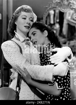 Greer Garson, Elizabeth Taylor Film: Julia misbehaves (1940) personaggi: Julia Packett,Susan Packett regista: Jack Conway 08 agosto 1948 **AVVERTENZA** questa fotografia è solo per uso editoriale ed è copyright di MGM / VIRGIL APGER e/o del fotografo assegnato dalla Film o dalla Società di produzione e può essere riprodotta solo da pubblicazioni in concomitanza con la promozione del film di cui sopra. È richiesto un credito obbligatorio a MGM / VIRGIL APGER. Nessun uso commerciale può essere concesso senza autorizzazione scritta da parte della Film Company. Foto Stock