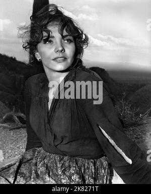 Jennifer Jones Film: Duel in the Sun (USA 1946) personaggi: Pearl Chavez regista: King Vidor 29 dicembre 1946 **AVVERTENZA** questa fotografia è solo per uso editoriale ed è copyright delle IMMAGINI INTERNAZIONALI SELZNICK e/o del fotografo assegnato dalla Film o dalla Società di produzione e può essere riprodotta solo da pubblicazioni in concomitanza con la promozione del film di cui sopra. È richiesto un credito obbligatorio per le FOTO INTERNAZIONALI SELZNICK. Il fotografo deve essere accreditato anche quando è noto. Nessun uso commerciale può essere concesso senza autorizzazione scritta da parte della Film Company. Foto Stock