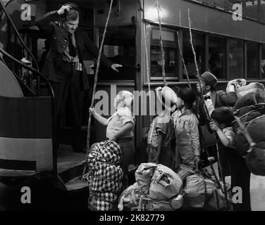 Paul Hurst & Little Rascals Film: Goin' Fishin' (1940) personaggi: Bus Conductor & 26 ottobre 1940 **AVVERTENZA** questa fotografia è solo per uso editoriale ed è copyright di MGM e/o del fotografo assegnato dalla Film o dalla Società di produzione e può essere riprodotta solo da pubblicazioni in concomitanza con la promozione del film di cui sopra. È richiesto un credito obbligatorio a MGM. Il fotografo deve essere accreditato anche quando è noto. Nessun uso commerciale può essere concesso senza autorizzazione scritta da parte della Film Company. Foto Stock