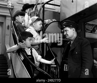 Paul Hurst & Little Rascals Film: Goin' Fishin' (1949) personaggi: Bus Conductor & 26 ottobre 1940 **AVVERTENZA** questa fotografia è solo per uso editoriale ed è copyright di MGM e/o del fotografo assegnato dalla Film o dalla Società di produzione e può essere riprodotta solo da pubblicazioni in concomitanza con la promozione del film di cui sopra. È richiesto un credito obbligatorio a MGM. Il fotografo deve essere accreditato anche quando è noto. Nessun uso commerciale può essere concesso senza autorizzazione scritta da parte della Film Company. Foto Stock