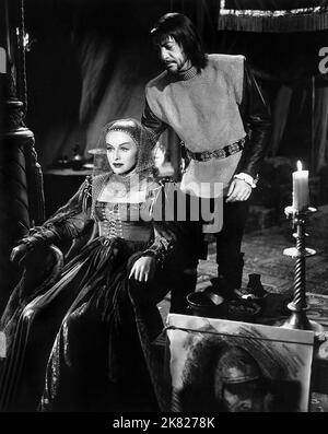 Paulette Goddard & Macdonald Carey Film: Sposa di Vengeance; Una maschera per Lucrezia (1949) personaggi: Lucrezia Borgia & Cesare Borgia 07 aprile 1949 **AVVERTENZA** questa fotografia è esclusivamente per uso editoriale ed è copyright di PARAMOUNT e/o del fotografo assegnato dalla Società di produzione e può essere riprodotta solo da pubblicazioni in concomitanza con la promozione del film sopra citato. È richiesto un credito obbligatorio a PARAMOUNT. Il fotografo deve essere accreditato anche quando è noto. Nessun uso commerciale può essere concesso senza autorizzazione scritta da parte della Film Company. Foto Stock