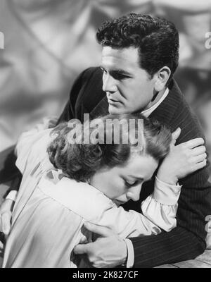 Joan Crawford & John Garfield Film: Humoresque (1941) personaggi: La signora Helen Wright & Paul Boray regista: Jean Negulesco 25 dicembre 1946 **AVVERTENZA** questa fotografia è solo per uso editoriale ed è copyright di WARNER BROS e/o del fotografo assegnato dalla Film o dalla Production Company e può essere riprodotta solo da pubblicazioni in concomitanza con la promozione del film di cui sopra. È richiesto un credito obbligatorio a WARNER BROS. Il fotografo deve essere accreditato anche quando è noto. Nessun uso commerciale può essere concesso senza autorizzazione scritta da parte della Film Company. Foto Stock