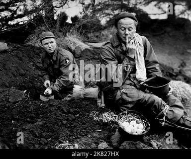 Richard Jaeckel & Van Johnson Film: Battlegground (1945) personaggi: Bettis & Holley regista: William A.Wellman 09 novembre 1949 **AVVERTENZA** questa fotografia è solo per uso editoriale ed è copyright di METRO-GOLDWYN-MAYER e/o del fotografo assegnato dalla Film o dalla Production Company e può essere riprodotta solo da pubblicazioni in concomitanza con la promozione del film di cui sopra. È richiesto un credito obbligatorio a METRO-GOLDWYN-MAYER. Il fotografo deve essere accreditato anche quando è noto. Nessun uso commerciale può essere concesso senza autorizzazione scritta da parte della Film Company. Foto Stock