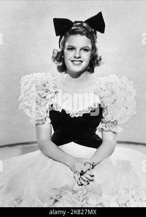 Judy Garland Film Strike Up the Band (1940) personaggi: Mary Holden regista: Busby Berkeley 27 settembre 1940 **ATTENZIONE** questa fotografia è solo per uso editoriale ed è copyright della MGM e/o del fotografo assegnato dalla Film o Production Company e può essere riprodotta solo da pubblicazioni in concomitanza con la promozione del suddetto Film. È richiesto un credito obbligatorio a MGM. Il fotografo deve essere accreditato anche se conosciuto. Nessun uso commerciale può essere concesso senza l'autorizzazione scritta di The Film Company. Foto Stock