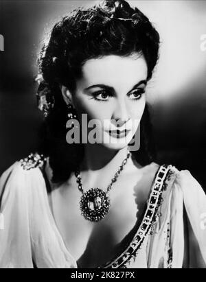 Vivien Leigh Film: Lady Hamilton; quella donna Hamilton (1941) personaggi: Emma Lady Hamilton regista: Alexander Korda 03 aprile 1941 **AVVERTENZA** questa fotografia è solo per uso editoriale ed è copyright di UNITED ARTISTS e/o del fotografo assegnato dalla Film o dalla Production Company e può essere riprodotta solo da pubblicazioni in concomitanza con la promozione del film di cui sopra. È richiesto un credito obbligatorio per GLI ARTISTI UNITI. Il fotografo deve essere accreditato anche quando è noto. Nessun uso commerciale può essere concesso senza autorizzazione scritta da parte della Film Company. Foto Stock