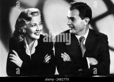 Martha Eggerth & Jan Kiepura Film: Addio Mimi; la sua bugia stravagante (1946) personaggi: Denise Vernier, René Lambertin regista: Carmine Gallone 01 giugno 1947 **AVVERTENZA** questa fotografia è solo per uso editoriale ed è copyright di COLUMBIA e/o del fotografo assegnato dalla Film o dalla Production Company e può essere riprodotta solo da pubblicazioni in concomitanza con la promozione del film di cui sopra. È richiesto un credito obbligatorio a COLUMBIA. Il fotografo deve essere accreditato anche quando è noto. Nessun uso commerciale può essere concesso senza autorizzazione scritta da parte della Film Company. Foto Stock