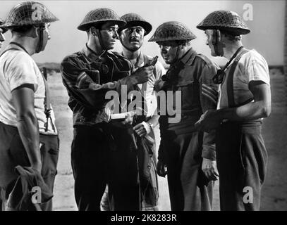 Henry fonda, Bramwell Fletcher & Thomas Mitchell Film: Sergente immortale (USA 1943) personaggi: CPL. Colin Spence, Symes, Sgt. Kelly regista: John M. Stahl 11 gennaio 1943 **AVVERTENZA** questa fotografia è solo per uso editoriale ed è copyright di 20th CENTURY FOX e/o del fotografo assegnato dalla Film o dalla Production Company e può essere riprodotta solo da pubblicazioni in concomitanza con la promozione del film di cui sopra. È richiesto un credito obbligatorio a 20th CENTURY FOX. Il fotografo deve essere accreditato anche quando è noto. Nessun uso commerciale può essere concesso senza autorizzazione scritta fr Foto Stock