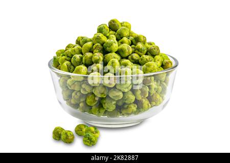 Vista primo piano pila di piselli verdi ricoperti di wasabi croccanti secchi e speziati in una ciotola di vetro trasparente isolata su sfondo bianco con percorso di ritaglio. Foto Stock