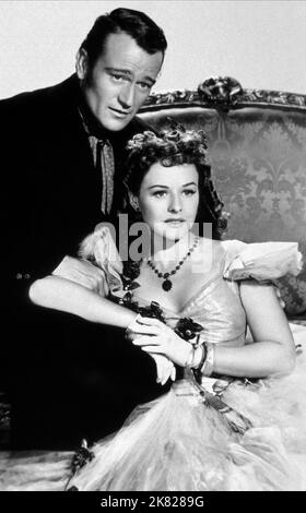 John Wayne & Paulette Goddard Film: Reap the Wild Wind (USA 1942) personaggi: Captain Jack Stuart, Loxi Claiborne / Verfilmung eines Zeitungsartikels (basato su Un post story del sabato sera di Thelma Strabel) regista: Demille 18 marzo 1942 **AVVERTENZA** questa fotografia è esclusivamente per uso editoriale ed è copyright delle IMMAGINI DI PRIMARIA IMPORTANZA e/o del fotografo assegnato dalla Film o dalla Società di produzione e può essere riprodotta solo da pubblicazioni in concomitanza con la promozione del film di cui sopra. È richiesto un credito obbligatorio per LE FOTO DI PARAMOUNT. Il fotografo dovrebbe anche essere c Foto Stock