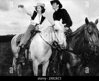 Susan Hayward e Pedro Armendariz Film: Tulsa (1949) personaggi: Cherokee Lansing, Jim Redbird regista: Stuart Heisler 13 aprile 1949 **AVVERTENZA** questa fotografia è solo per uso editoriale ed è copyright di WALTER WANGER PRODUCTIONS e/o del fotografo assegnato dalla Film o dalla Production Company e può essere riprodotta solo da pubblicazioni in concomitanza con la promozione del film di cui sopra. È richiesto un credito obbligatorio per LE PRODUZIONI WALTER WANGER. Il fotografo deve essere accreditato anche quando è noto. Nessun uso commerciale può essere concesso senza autorizzazione scritta da parte della Film Company. Foto Stock