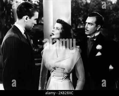 James Stewart, Katharine Hepburn & John Howard Film: The Philadelphia Story (USA 1940) personaggi: Macaulay Connor, Tracy Lord, George Kittredge regista: George Cukor 23 dicembre 1940 **AVVERTENZA** questa fotografia è solo per uso editoriale ed è copyright di MGM e/o del fotografo assegnato dalla Film o dalla Production Company e può essere riprodotta solo da pubblicazioni in concomitanza con la promozione del film di cui sopra. È richiesto un credito obbligatorio a MGM. Il fotografo deve essere accreditato anche quando è noto. Nessun uso commerciale può essere concesso senza l'autorizzazione scritta del Film Co Foto Stock