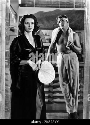 Jane Russell & Robert Mitchum Film: Macao (USA 1952) personaggi: Julie Benson, Nick Cochran regista: Josef von Sternberg 11 aprile 1942 **AVVERTENZA** questa fotografia è solo per uso editoriale ed è copyright di RKO e/o del fotografo assegnato dalla Film o dalla Production Company e può essere riprodotta solo da pubblicazioni in concomitanza con la promozione del film di cui sopra. È richiesto un credito obbligatorio a RKO. Il fotografo deve essere accreditato anche quando è noto. Nessun uso commerciale può essere concesso senza autorizzazione scritta da parte della Film Company. Foto Stock