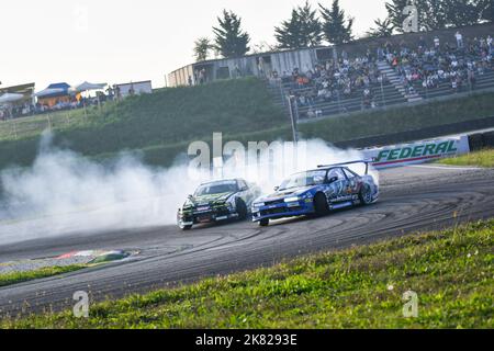 Gara motorsport alla deriva uno spettacolo tutti i lati, pneumatici fumanti e controsterzatura in coppia Foto Stock