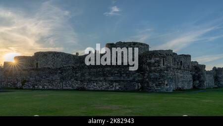 Beaumaris, Regno Unito - 27 agosto, 2022: Vista dello storico Castello di Beaumaris ad Anglesey al tramonto Foto Stock