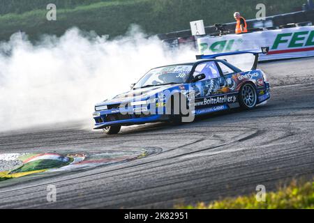 Lo spettacolo della deriva su tutti i lati, motorsport che emoda con pneumatici fumanti e auto contro-sterzanti Foto Stock