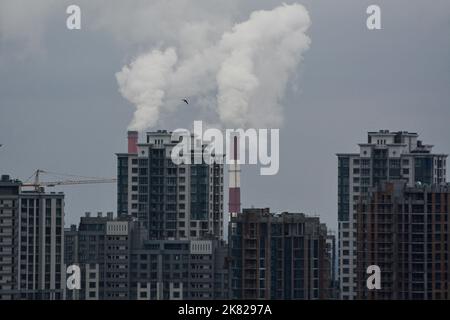 All'orizzonte degli edifici residenziali, il fumo può essere visto dai tubi della centrale elettrica e termica (CHP) di Kyiv in condizioni di tempo nuvoloso. Nelle ultime settimane, la Russia ha proseguito massicci attacchi missilistici sulle infrastrutture energetiche dell'Ucraina. I massicci attacchi missilistici e droni russi a Kiev e alle infrastrutture energetiche in tutta l’Ucraina stanno diventando un evento regolare. Uno scopo apparente degli attacchi russi all'energia e alle infrastrutture civili è quello di sottomettere la popolazione Ucraina. (Foto di Aleksandr Gusev/SOPA Images/Sipa USA) Foto Stock