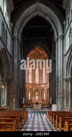 Kilkenny, Irlanda - 17 agosto 2022: Vista sulla navata centrale e sull'altare della Cattedrale di Santa Maria a Kilkenny Foto Stock