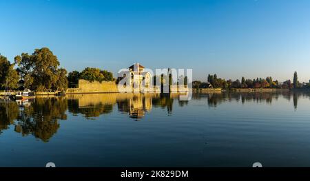 Tata, Ungheria - 7 ottobre 2022: Panorama del lago di Oreg e del castello medievale di Tata in Ungheria Foto Stock