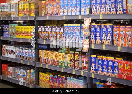 Philadelphia, Stati Uniti. 19th Ott 2022. Vista su un corridoio di cereali in un negozio di alimentari economico a Filadelfia, Pennsylvania, Stati Uniti il 19 ottobre 2022. La Federal Reserve controlla attentamente i tassi di inflazione più elevati del solito, poiché i consumatori sono colpiti da un continuo aumento dei costi. Credit: OOGImages/Alamy Live News Foto Stock