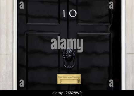 Londra, Inghilterra, Regno Unito. La porta del numero 10 Downing Street Foto Stock