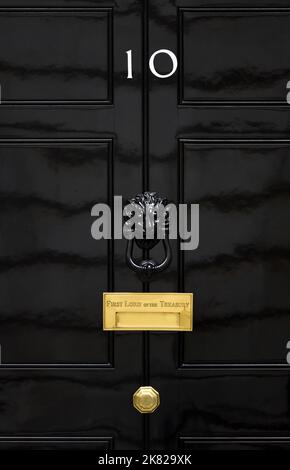 Londra, Inghilterra, Regno Unito. La porta del numero 10 Downing Street Foto Stock