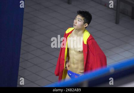 Berlino, Germania. 20th Ott 2022. Wang Zongyuan di Cina reagisce durante il preliminare di trampolino di lancio maschile del 3m alla FINA Diving World Cup di Berlino, Germania, 20 ottobre 2022. Credit: Ren Pengfei/Xinhua/Alamy Live News Foto Stock