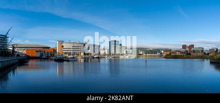 Belfast, Regno Unito - 21 agosto, 2022: Skyline del centro di Belfast con riflessi nel tranquillo fiume Lagan all'alba Foto Stock